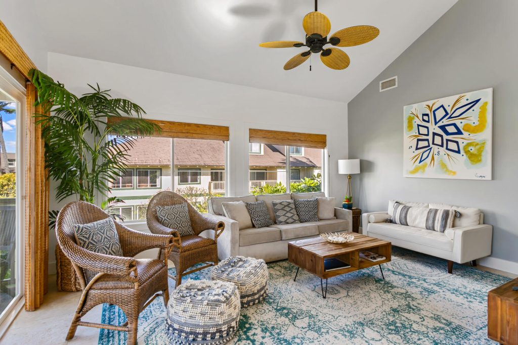 Luxury Designer Condo with  AC/pool by the beach