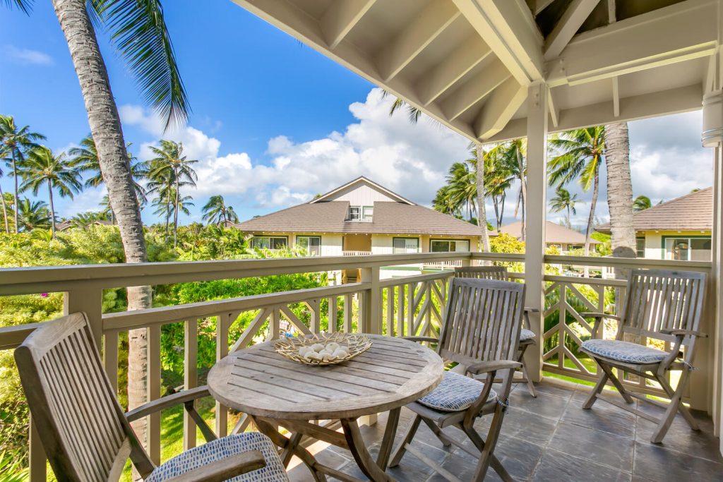 Luxury Designer Condo with  AC/pool by the beach