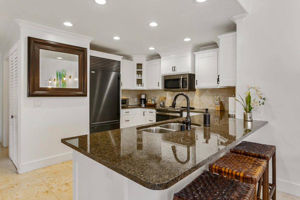 Luxury Designer Condo with  AC/pool by the beach
