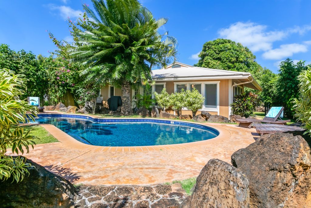 Hula Bungalow with Pool by the beach