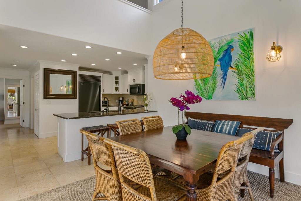 Luxury Designer Condo with  AC/pool by the beach